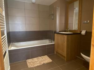 Chaleureux app 6p, balcon, pkg, accès spa/piscine