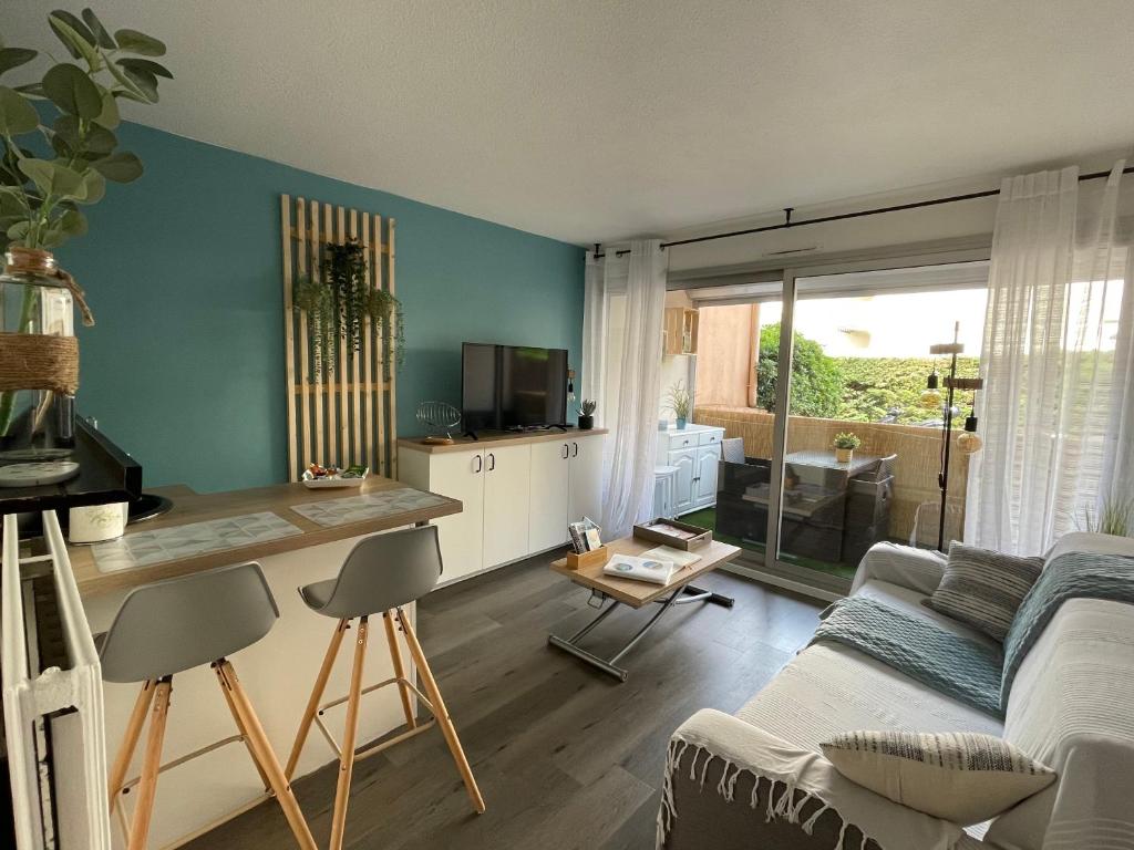 Chaleureux appartement face au Port Sta Lucia, tout à pieds, wifi Cap raphael / B10 55 Route de la Corniche, 83700 Saint-Raphaël
