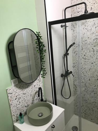 Chaleureux studio mansardé - cœur de ville de Sète