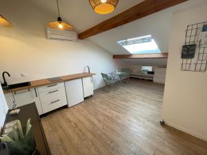 Chaleureux studio mansardé - cœur de ville de Sète