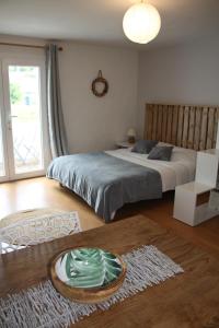 Chambre cosy avec coins cuisine et salle d'eau
