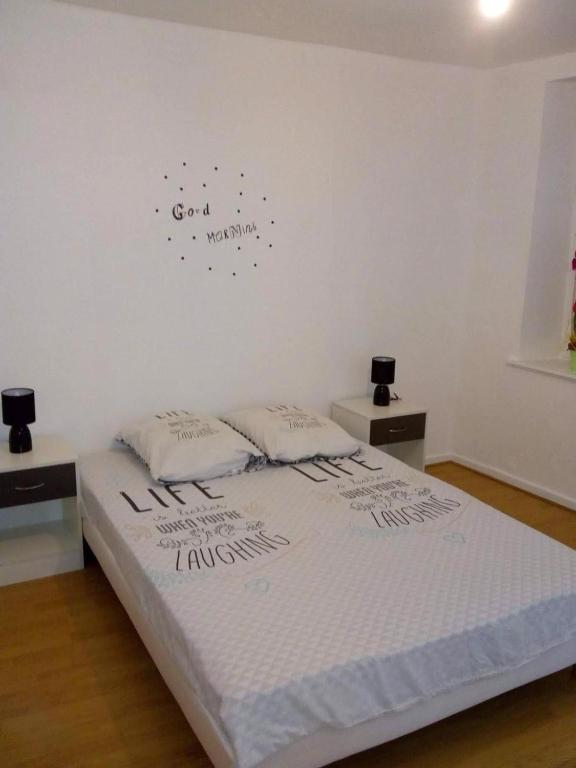 Appartement Chambre privée N°2 centre de Mirecourt 6 Rue du Général Leclerc 88500 Mirecourt
