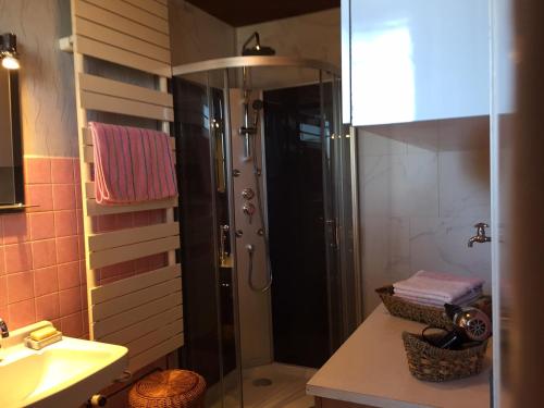 Chambre spacieuse dans maison de village typique d'Alsace Bossue
