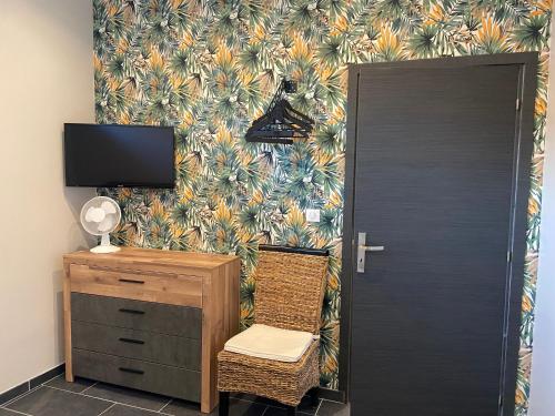 Chambre tout confort avec commodités espace repas wifi parking
