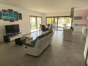 Chambres dans belle maison moderne au calme CLINIQUE DES CÈDRES