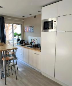 Charmant appartement à 350m de la plage et du port
