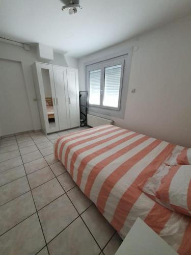 Charmant appartement au rez de jardin d'une maison