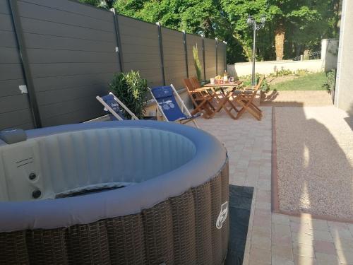 Charmant appartement T2 dans villa avec spa extérieur de mai à septembre