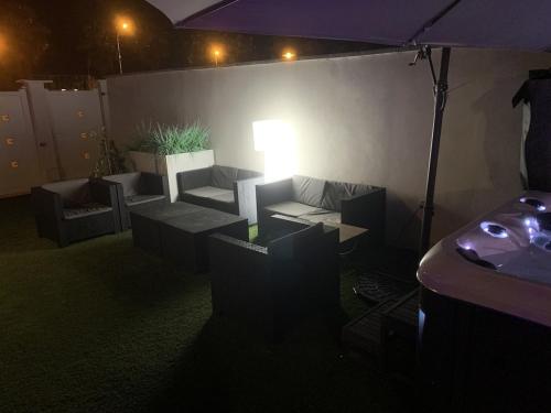 Charmant appartement très bien équipé avec Jaccuzi piscine et terrasse privée pour 2 personnes dans résidence de bien être avec massages relaxants en option