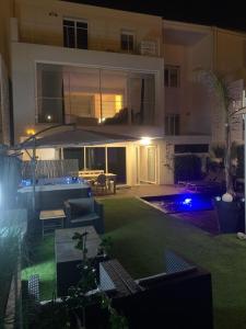Charmant appartement très bien équipé avec Jaccuzi piscine et terrasse privée pour 2 personnes dans résidence de bien être avec massages relaxants en option