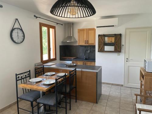 CHARMANT LOGEMENT AVEC PISCINE EN PROVENCE