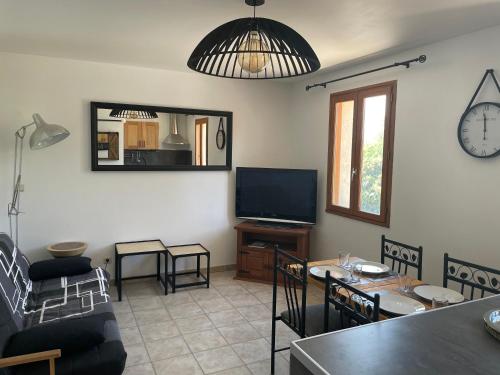 CHARMANT LOGEMENT AVEC PISCINE EN PROVENCE
