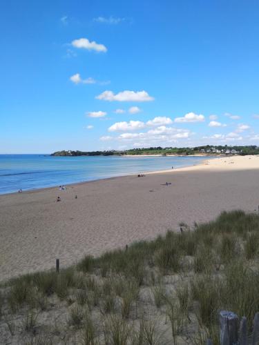 Charmant logement vue mer avec chambre et terrasse