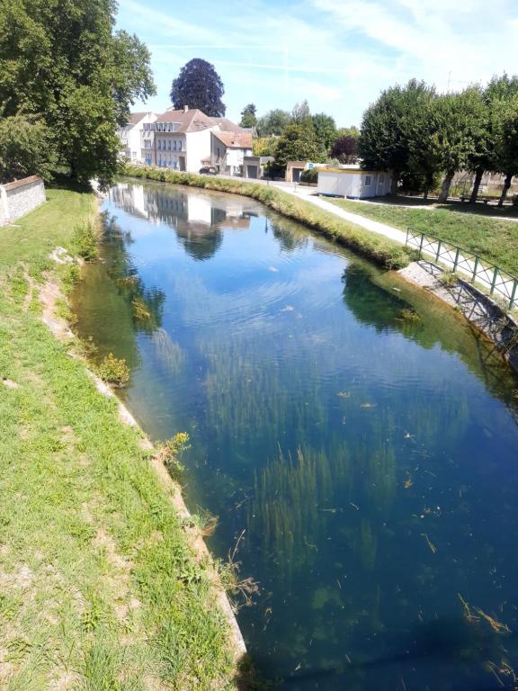 Charmant nid d'aigle proche du Loing 4 Rue du Canal, 77140 Saint-Pierre-lès-Nemours