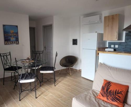 Charmant petit logement à 2 km (2 min) de la plage