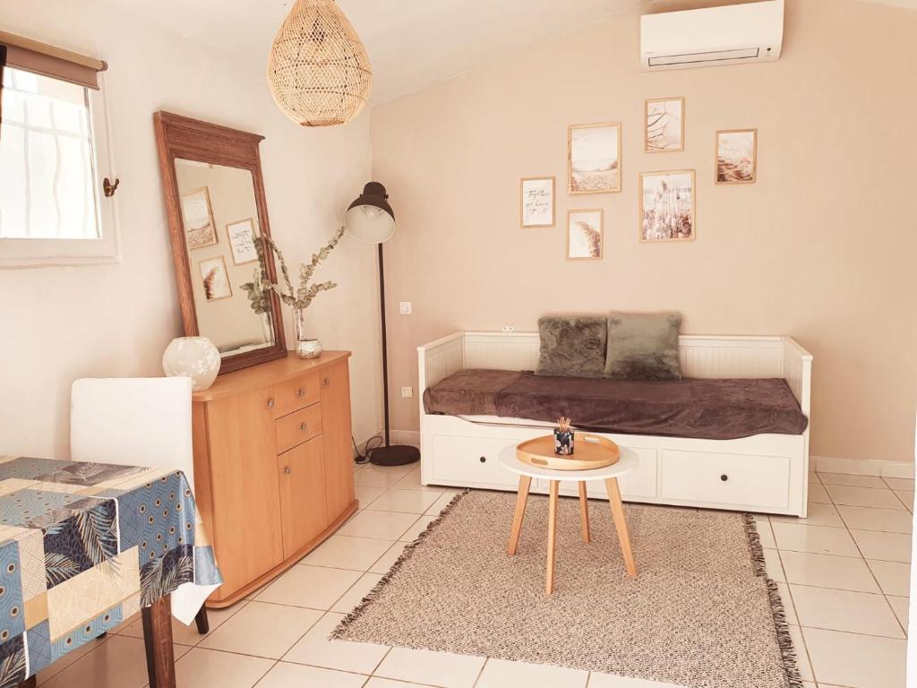 Charmant petit studio à 2 pas du village Chemin du Préconil, 83120 Le Plan-de-la-Tour