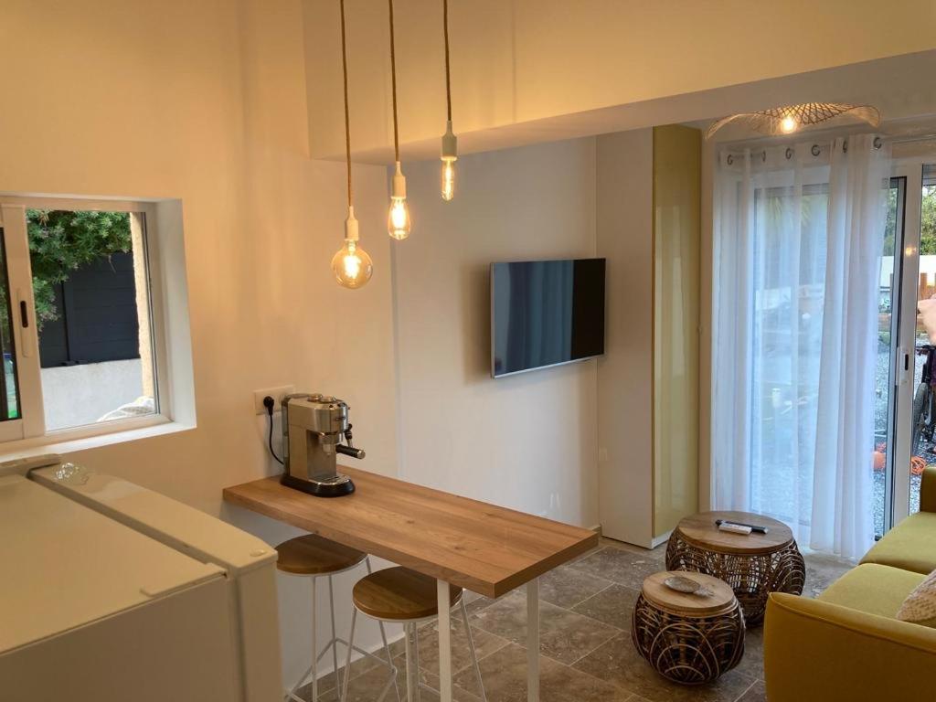 Appartement Charmant Studio dans villa - parking - jardin 15 Allée Saint-Jean les Moulières 83500 La Seyne-sur-Mer