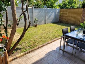 charmant studio de 30 m2 très calme avec sa grande belle terrasse et son jardin PRIVATIF