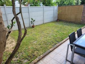 charmant studio de 30 m2 très calme avec sa grande belle terrasse et son jardin PRIVATIF