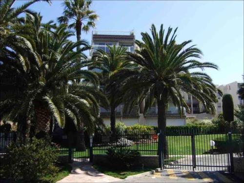 Charmant studio face au port Santa Lucia avec piscine et parking privé