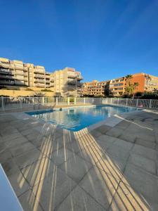 Charmant studio face au port Santa Lucia avec piscine et parking privé