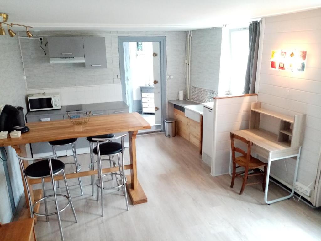 Appartement Charmant Studio Indépendant refait à neuf et au calme 2 Rue Dangeville 01640 LʼAbergement-de-Varey