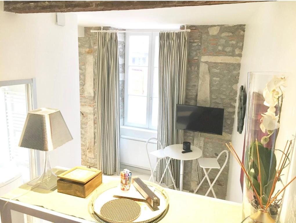 Appartement Charmant studio, quartier du château vue Pyrénées 24 Rue Henri IV 64000 Pau