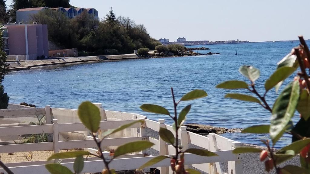 Charmant T2 pieds dans l'eau tout confort climatisé classé 2 étoiles tarif promotionnel pour curistes 2 Rue du Stade, 34540 Balaruc-les-Bains