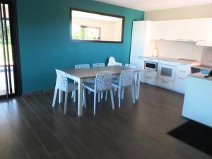 Appartement Charmante maison avec piscine - Maeva Particuliers - 4 Pièces 6 personnes 11 Avenue des Canadiens 76270 Quiévrecourt Normandie