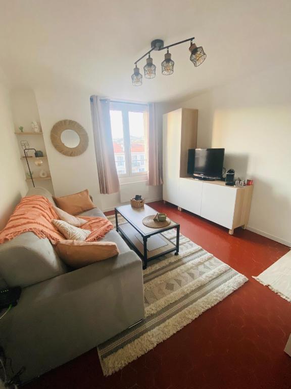 Charmante studette, Cannes centre 33 Rue Docteur Calmette, 06400 Cannes