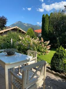 Charmantes Garten-Apartment: Erholung im Chiemgau
