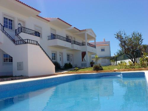 Charming 2-Bed Apartment in Olhos de Agua