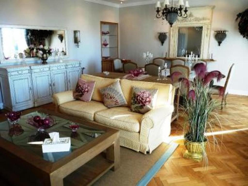 Charming 2 bedroom apt in Central Cannes walking distance to beaches Croisette and the Palais 678 16 Avenue St Charles, 06400 Cannes