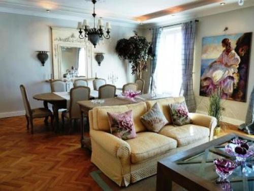 Charming 2 bedroom apt in Central Cannes walking distance to beaches Croisette and the Palais 678