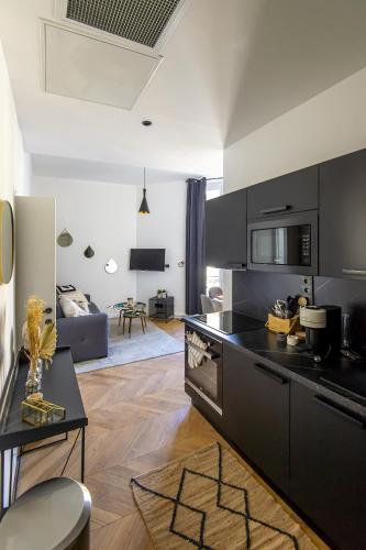 Charming 2 rooms refurbished super center