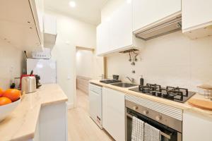 Charming 3BR APT w/ patio, by TimeCooler