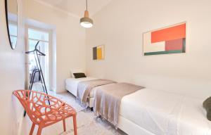 Charming 3BR APT w/ patio, by TimeCooler