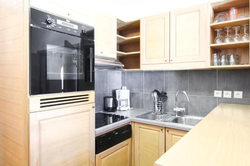 Charming 6th-floor 2-bedroom apartment with fireplace