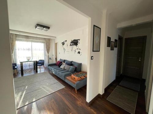 Charming AC 2-bedroom apartment Antibes city center family, couples friendly