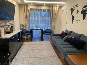 Charming AC 2-bedroom apartment Antibes city center family, couples friendly
