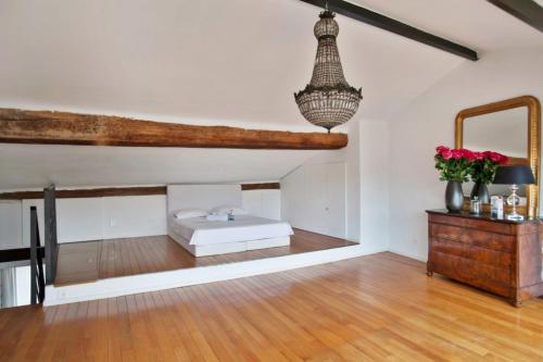 Charming and large duplex flat with beautiful terrace in Avignon