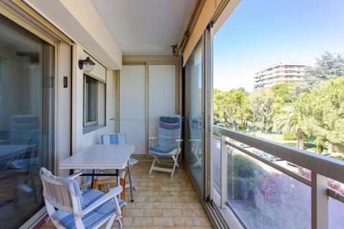 Charming Apartment in The City Center With Furnished Terrace pool & Garage