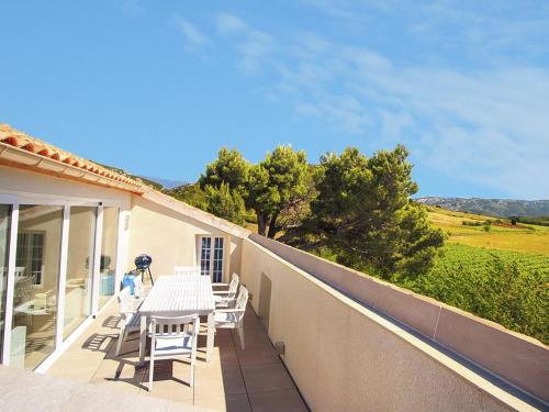 Charming Apartment in Villes que des Corbi res with Jacuzzi