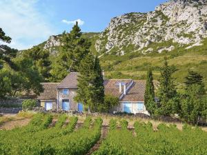 Charming Apartment in Villes que des Corbi res with Jacuzzi