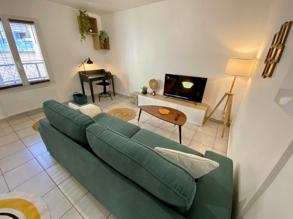 Charming apartment located in old Paris in an atypical district