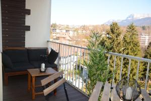 Charming Apartment Near The Lake With A Furnished Mountain View Terrace