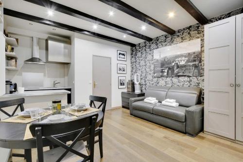 Charming apt in an exceptional location in the heart of Paris -Louvre