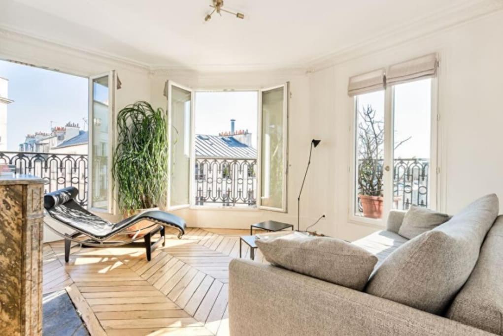 Appartement Charming Balcony apartment in Montmartre 21 Rue Lepic 75018 Paris