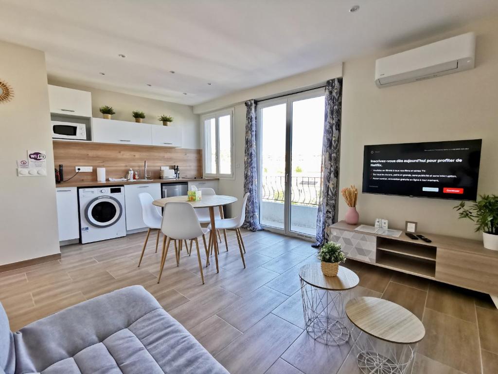 Charming Beachside Apartment w/ Pool by LovelyStay