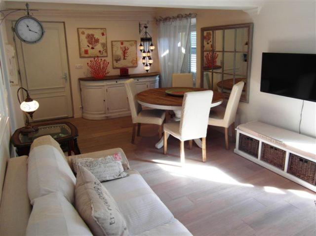 Appartement Charming corner abode with castle views 1 Rue Place Vieille 06300 Nice